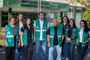 Ipaam Diretor presidente do Ipaam ao centro de branco junto com a equipe da Gerencia de Controle de Residuos 31 07 2025 300x200 1