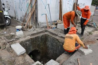 Prefeitura de Manaus realiza manutencao em caixa coletora no bairro Cidade Nova 2