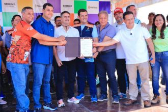 Eduardo Alfaia acompanha lancamento de obras historicas de asfaltamento na zona rural de Manaus 1