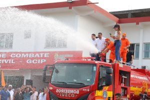 Em Coari governador Wilson Lima entrega viatura de combate a incendio com capacidade para 10 mil litros de agua 4 Foto Diego Peres e Mauro Neto Secom 300x200 1