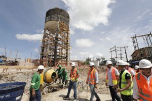 Governador Wilson Lima vistoria avanco da obra de revitalizacao e ampliacao do sistema de abastecimento de agua em Codajas 1 Foto Alex Pazuello Secom 300x200 1