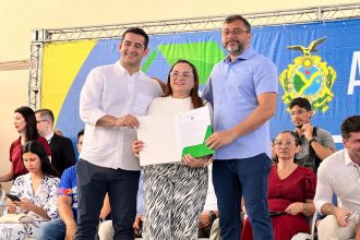 Saimon Bessa participa da entrega de titulos definitivos no Conjunto Carlos Braga e reforca compromisso com a regularizacao fundiaria em Manaus