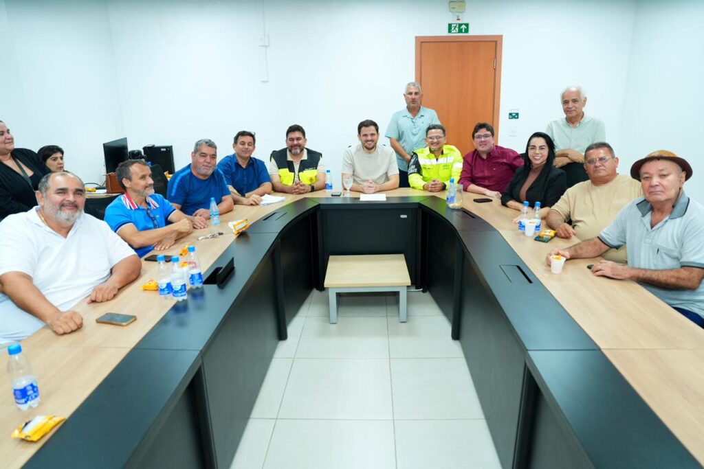 Prefeito-Renato-Junior-discute-melhorias-e-necessidades-do-transporte-complementar-durante-reuniao-com-permissionarios-e-reforca-dialogo-com-a-categoria-3