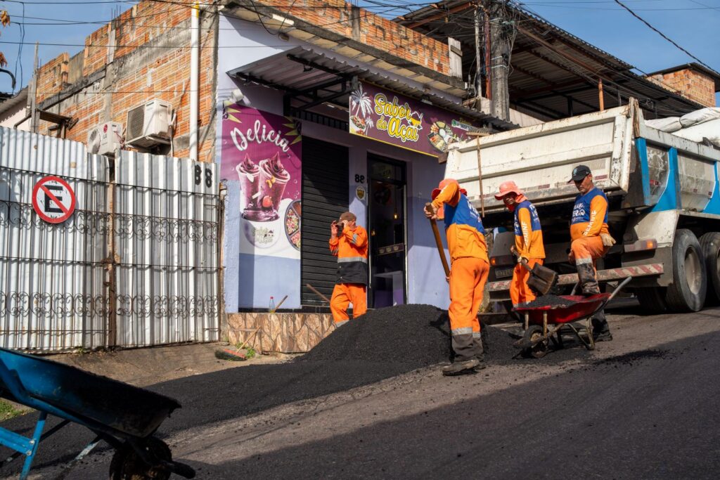 Prefeitura-de-Manaus-intensifica-operacao-Tapa-Buracos-na-zona-Oeste-e-recupera-via-no-bairro-Compensa-3