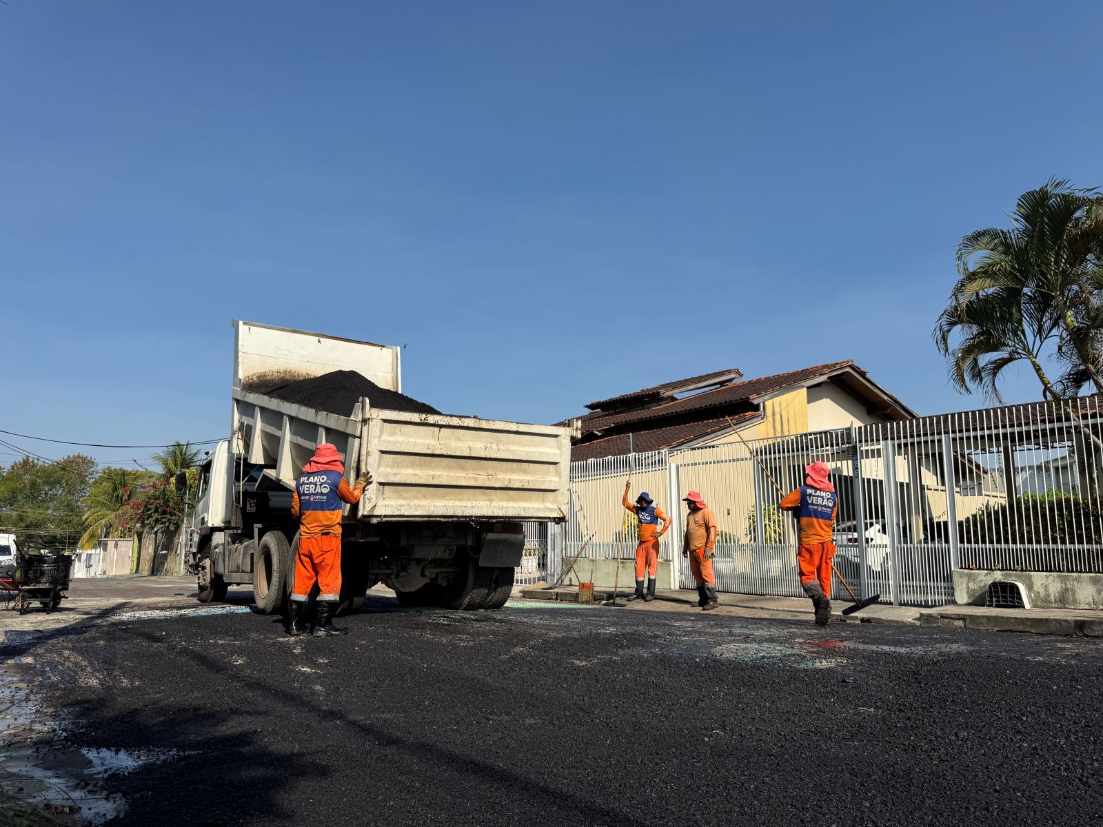 Prefeitura-de-Manaus-aplica-40-toneladas-de-asfalto-e-recupera-rua-no-conjunto-Villar-Camara-5