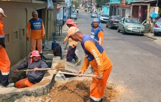 Ponto de drenagem e calçada são recuperados no Lírio do Vale, em Manaus