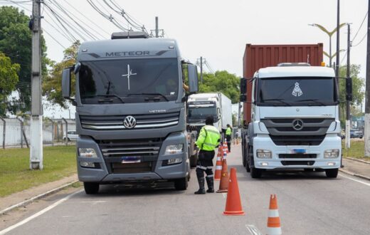 Avenida General Rodrigo Otávio Ramos recebe fiscalização de veículos pesados do IMMU