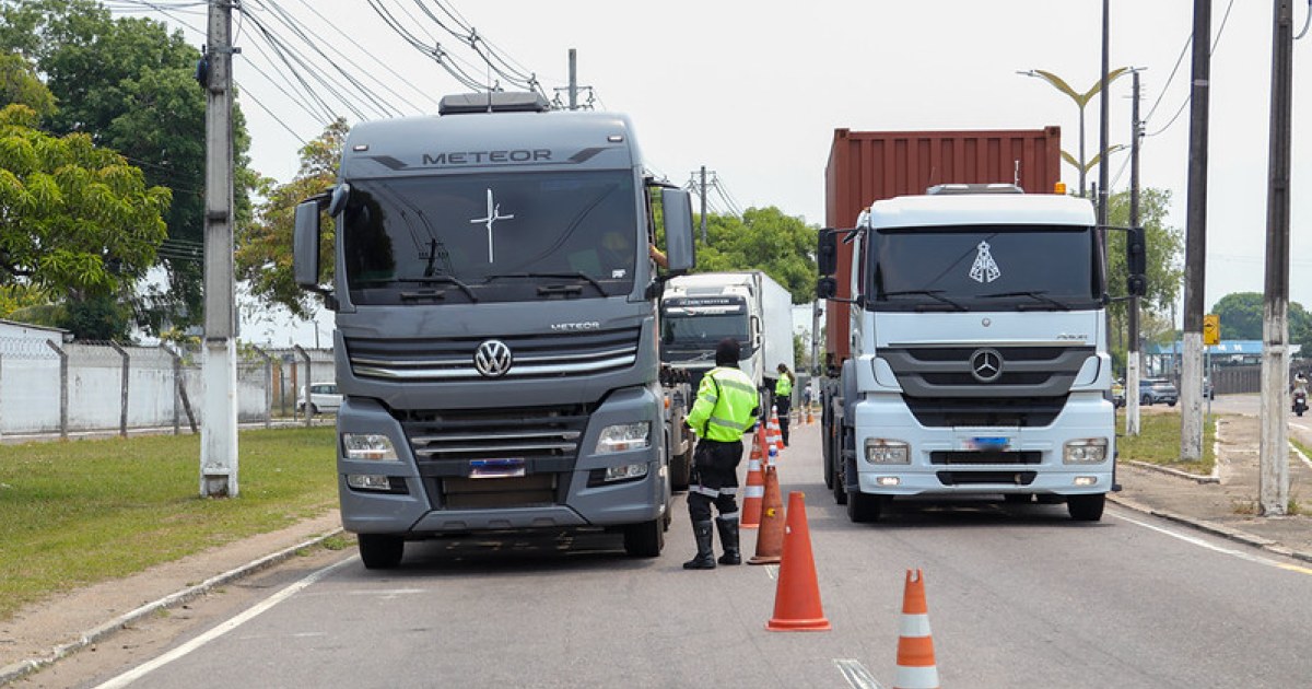 Avenida General Rodrigo Otávio Ramos recebe fiscalização de veículos pesados do IMMU