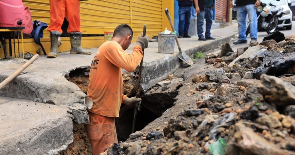 Dano em tubulação leva Seminf a abrir trecho da rua São Pedro, em Manaus