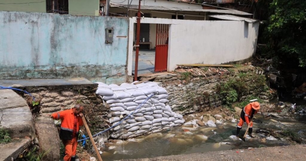 Sacas de areia e cimento formam barreira contra erosão em igarapé de Manaus