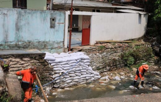 Sacas de areia e cimento formam barreira contra erosão em igarapé de Manaus