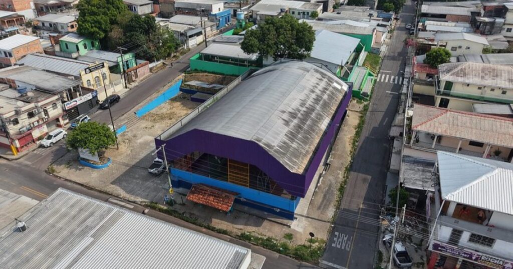 Morador acompanha recuperação de quadra esportiva no Lírio do Vale, em Manaus
