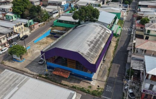 Morador acompanha recuperação de quadra esportiva no Lírio do Vale, em Manaus