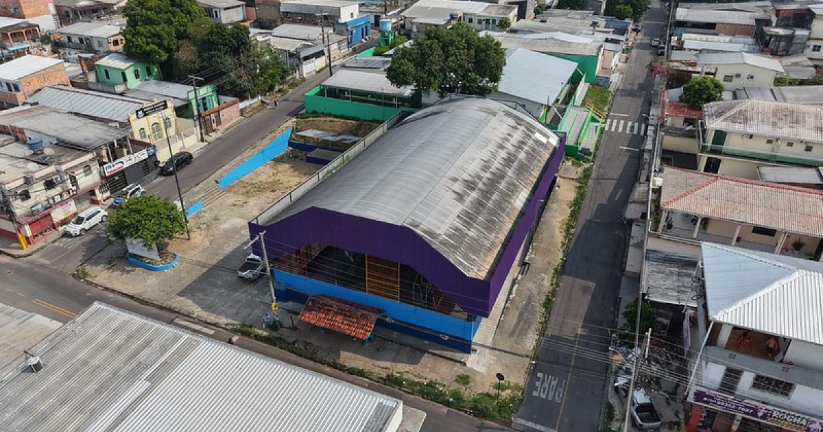 Morador acompanha recuperação de quadra esportiva no Lírio do Vale, em Manaus