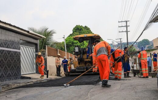 Na zona Norte, Seminf inicia aplicação de asfalto na rua Paulo Nery