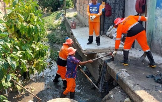 Descarte irregular ameaça funcionamento da drenagem na rua Dário Melo, diz Prefeitura