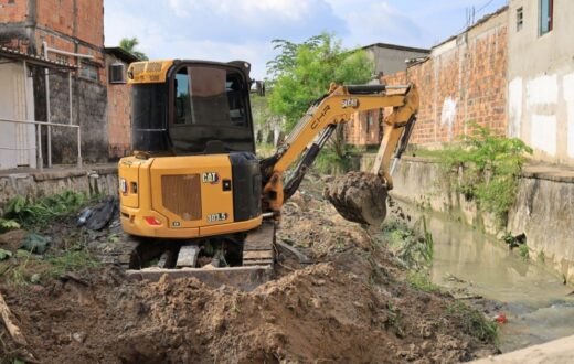 Resíduos descartados no igarapé da Cidade de Deus entram na operação da Seminf