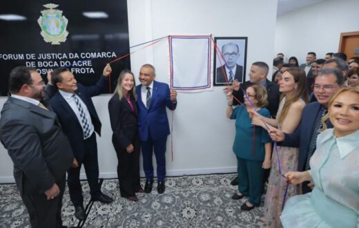 Boca do Acre homenageia juiz Osvaldo Frota em inauguração de fórum durante aniversário