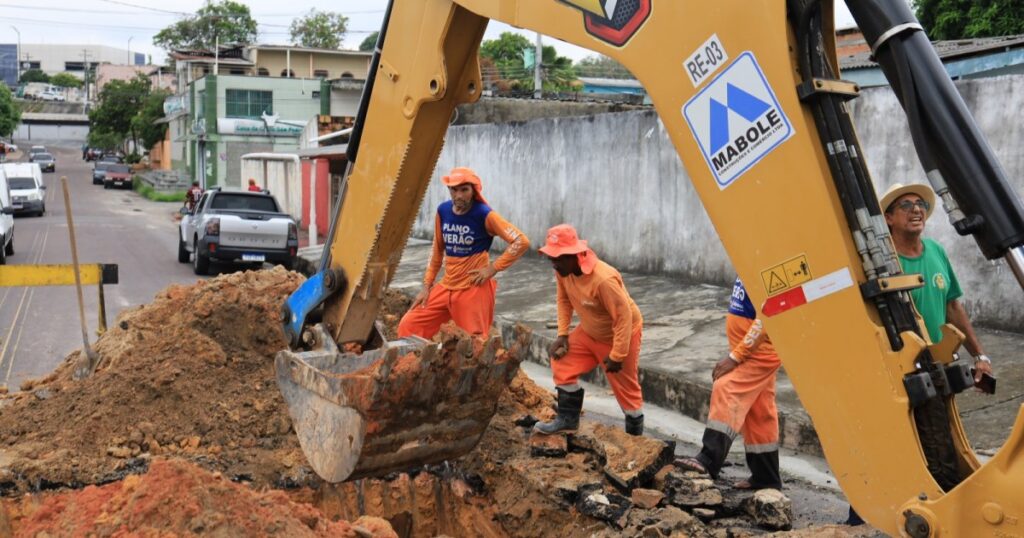 Manilhas de concreto são instaladas na rede de drenagem da avenida Penetração 2