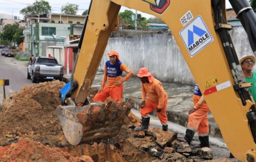 Manilhas de concreto são instaladas na rede de drenagem da avenida Penetração 2