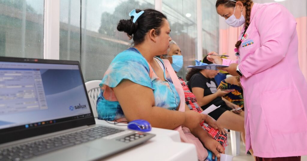 Outubro Rosa amplia oferta de mamografias e preventivos em unidade móvel de Manaus