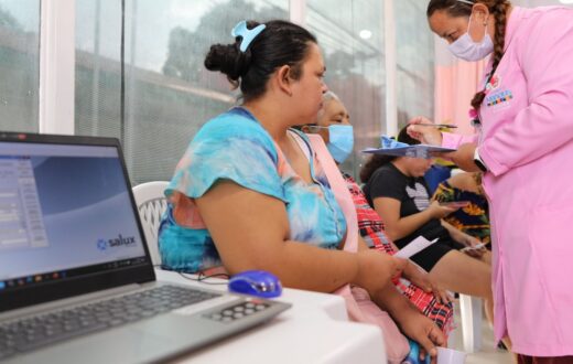 Outubro Rosa amplia oferta de mamografias e preventivos em unidade móvel de Manaus