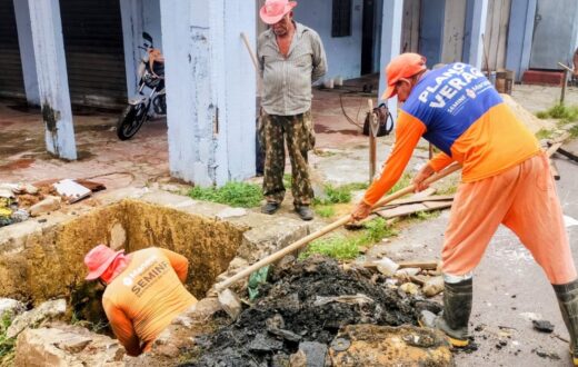 Rua Ovídio Gomes Monteiro recebe manutenção em caixa de drenagem no Alvorada 2