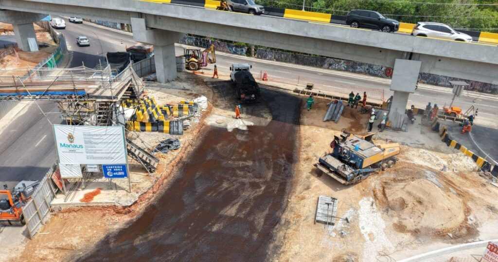 Obra do Passarão combina aplicação de asfalto e preparação de meio-fio na zona Oeste de Manaus
