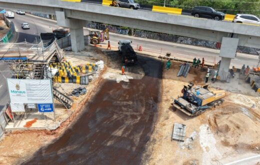Obra do Passarão combina aplicação de asfalto e preparação de meio-fio na zona Oeste de Manaus