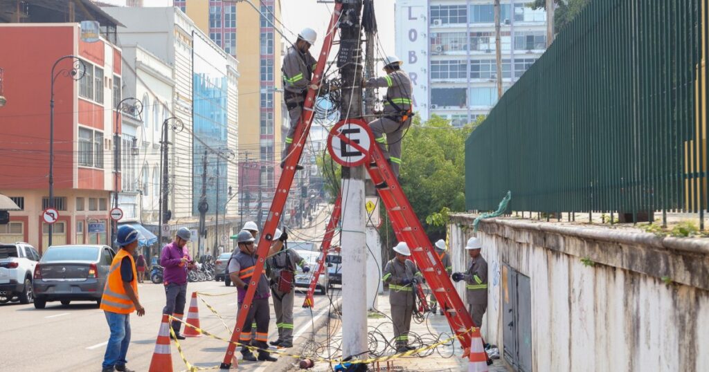 Ação no Centro Histórico de Manaus separa cabos retirados antes de possível descarte