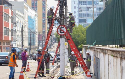 Ação no Centro Histórico de Manaus separa cabos retirados antes de possível descarte