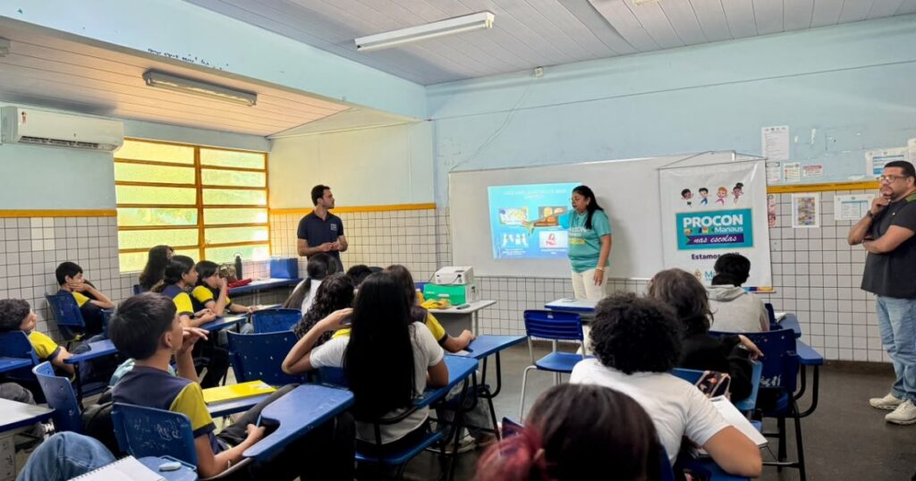 Palestra em escola municipal de Manaus aborda direitos do consumidor e formas de atendimento