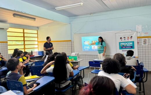 Palestra em escola municipal de Manaus aborda direitos do consumidor e formas de atendimento