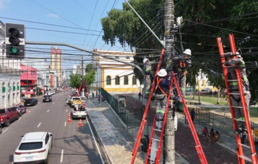 Operação no Centro de Manaus já retirou mais de 15 toneladas de cabos obsoletos