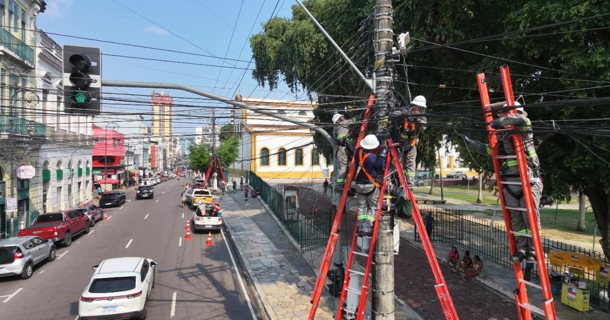 Operação no Centro de Manaus já retirou mais de 15 toneladas de cabos obsoletos