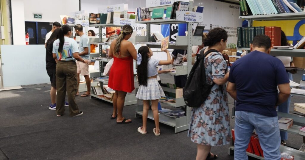 Projeto reúne doações e acervo da IOA para campanha de livros em Manaus