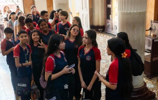 Visita ao Teatro Amazonas amplia atividades de arte em escolas de tempo integral