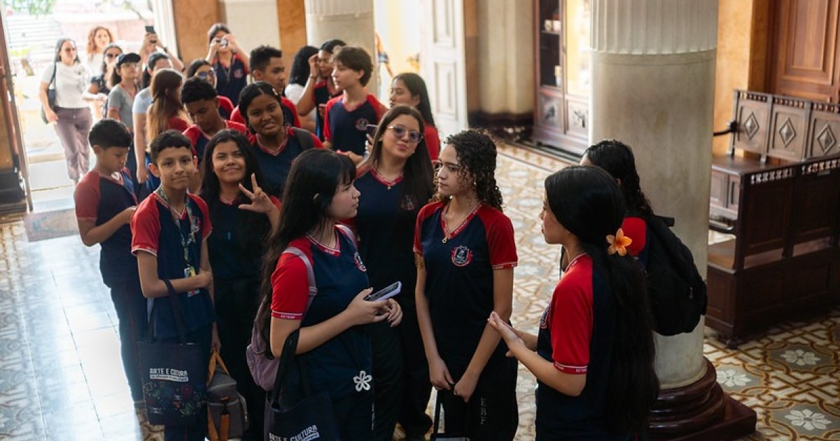 Visita ao Teatro Amazonas amplia atividades de arte em escolas de tempo integral