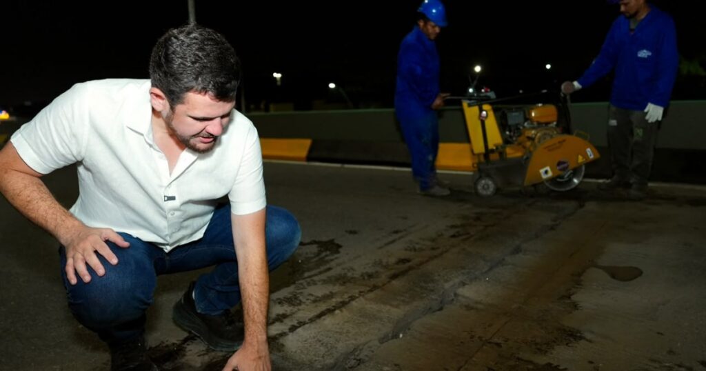 Camadas de asfalto sobre juntas são removidas em manutenção do viaduto Ayrton Senna