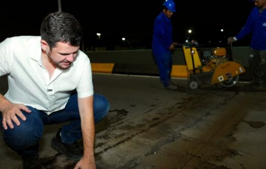 Camadas de asfalto sobre juntas são removidas em manutenção do viaduto Ayrton Senna