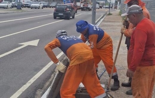 Resíduos nas ruas podem chegar à drenagem; Seminf limpa nove caixas em Manaus