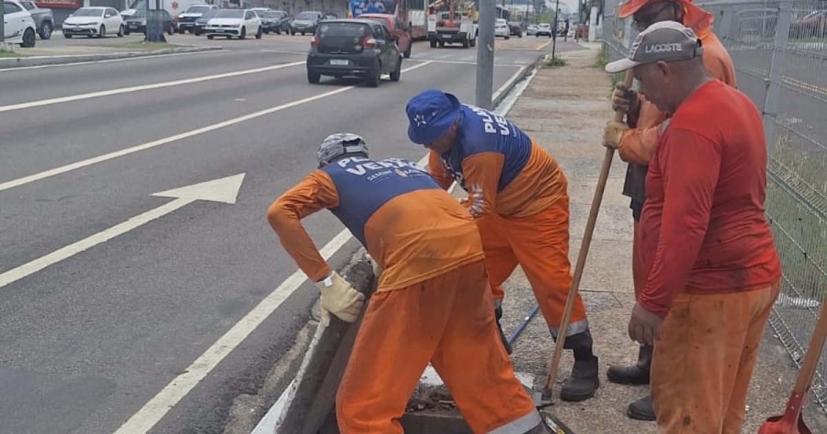 Resíduos nas ruas podem chegar à drenagem; Seminf limpa nove caixas em Manaus