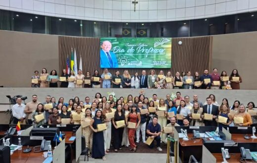 Câmara de Manaus realiza sessão solene pelo Dia do Professor após requerimento de Samuel