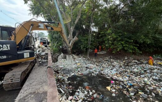 Igarapé do conjunto Senador João Bosco volta a receber limpeza após chuvas em Manaus