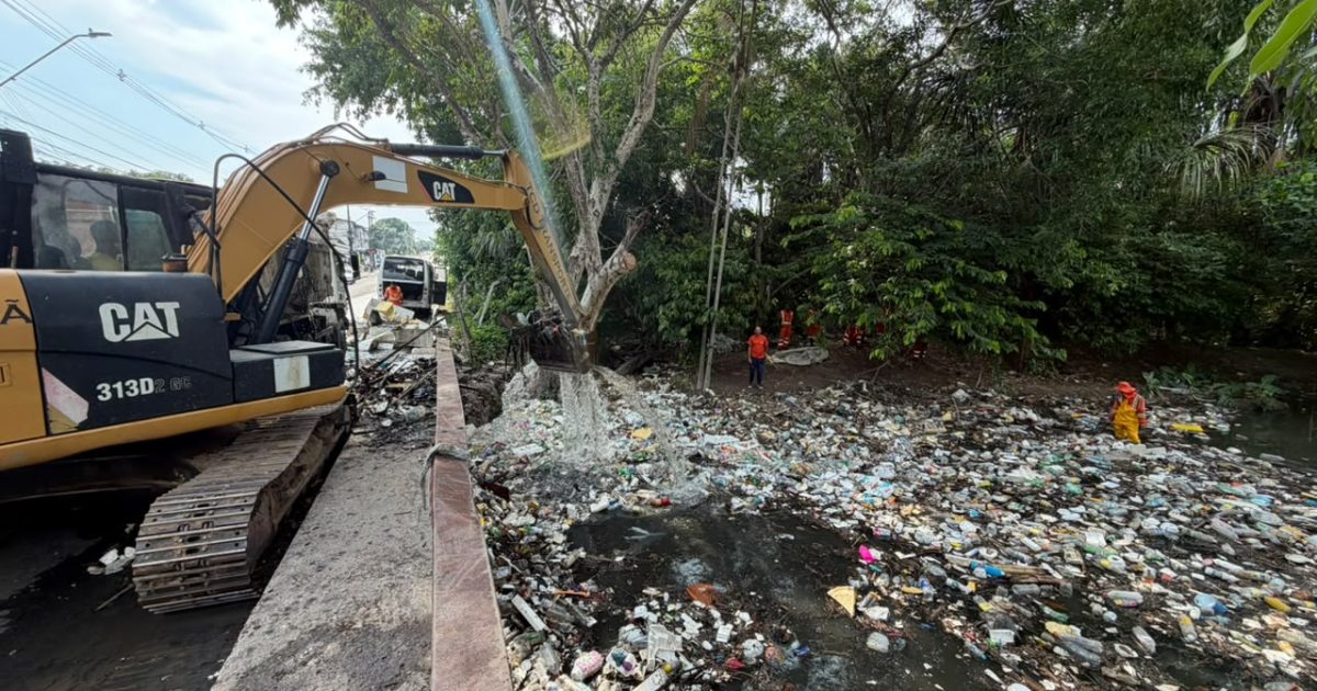 Igarapé do conjunto Senador João Bosco volta a receber limpeza após chuvas em Manaus