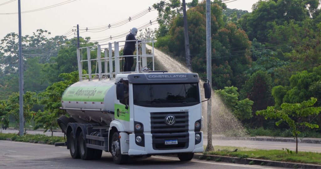 Ações contra queimadas incluem irrigação diária e monitoramento de áreas críticas em Manaus