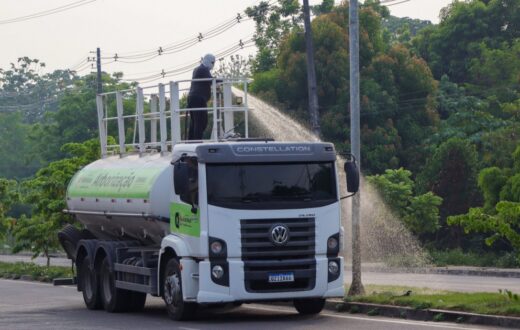Ações contra queimadas incluem irrigação diária e monitoramento de áreas críticas em Manaus